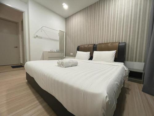 een slaapkamer met een groot bed met witte lakens bij The Wave - Kota Laksamana -- Pool View -- 6 pax in Melaka