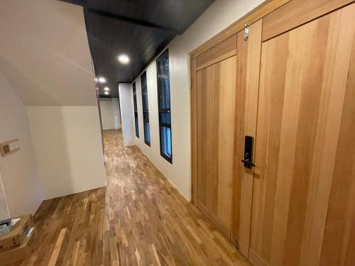 korytarz z drewnianymi drzwiami i drewnianą podłogą w obiekcie 奕青民宿-梅酒 梅精 法國麵包plum winery guesthouse w mieście Shuili