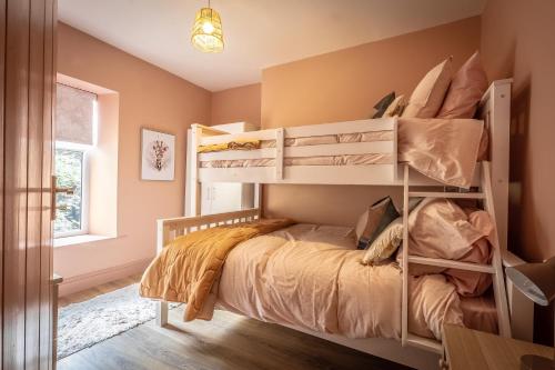 ein Schlafzimmer mit Etagenbetten in einem Zimmer in der Unterkunft Luxury House Waterford City Centre in Waterford