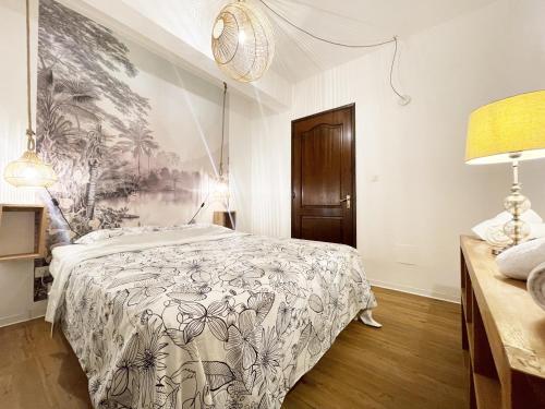 um quarto com uma cama e um mural de parede em L'Air Sauvage * * * Bassin de Manapany em Saint-Joseph