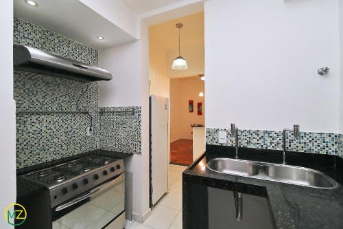 cocina con fregadero y fogones en Apartamento econômico e espaçoso para 6 pessoas, en Río de Janeiro
