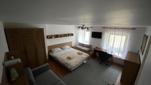een kleine slaapkamer met een bed en een bureau bij Bretsara in Bistriţa