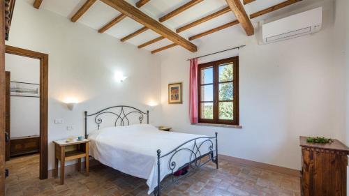 Schlafzimmer mit einem Bett und einem Fenster in der Unterkunft CASA EUSEBIA 8&4, Emma VIllas in Città della Pieve