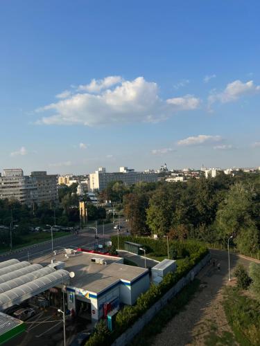 een uitzicht op een stad met een parkeerplaats bij Green Residence in Suceava
