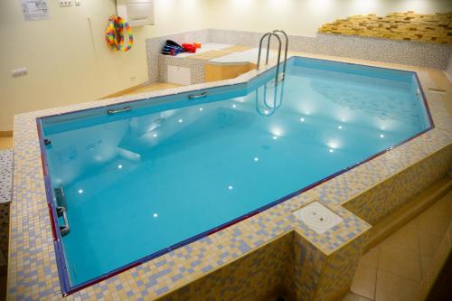 a large swimming pool in a room at Dinaburg SPA Hotel in Daugavpils