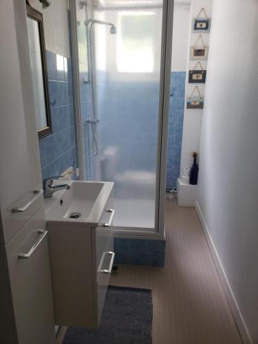 une salle de bain avec une douche et un lavabo et une douche dans l'établissement CAUTERETS Appartement F 2 vue sur montagne, à Cauterets