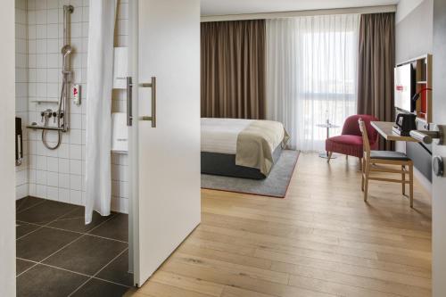 um quarto de hotel com uma cama e uma secretária em IntercityHotel Heidelberg em Heidelberg