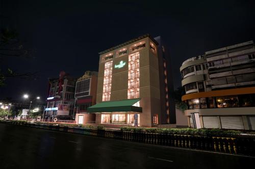 ein hohes Gebäude mit einem Stern in der Nacht in der Unterkunft Lemon Tree Hotel, Rajkot in Rajkot