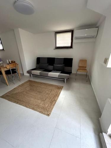- un salon avec un canapé et une table dans l'établissement Appartamento sul Mare Fano, à Fano