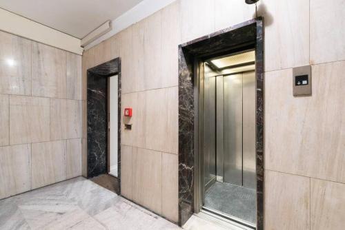 um corredor com elevador num edifício em Appartamento: BuenosAires79 em Milão