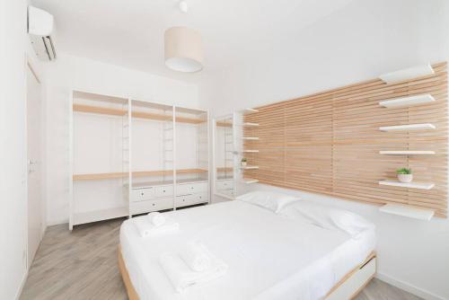 um quarto branco com uma cama grande e uma janela em Appartamento: BuenosAires79 em Milão