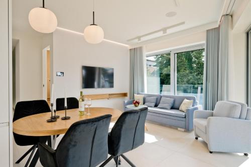 Μια τηλεόραση ή/και κέντρο ψυχαγωγίας στο BlueApart Apartamenty Jurata