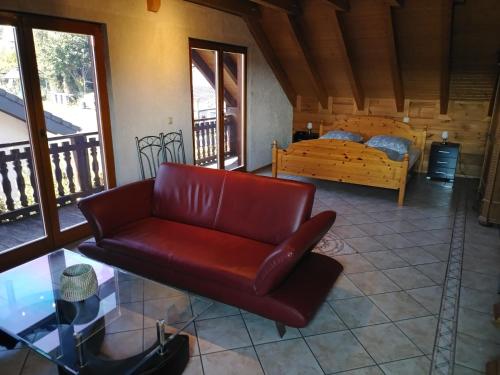 a living room with a couch and a bed at Ferienwohnung Bermbach in Weilburg