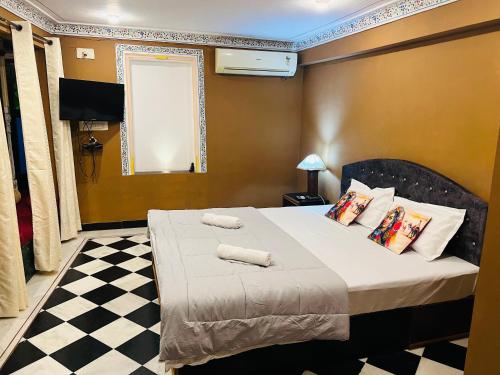 sypialnia z łóżkiem z dwoma ręcznikami w obiekcie Hotstel Udaipur w mieście Udaipur