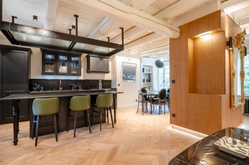 une cuisine avec un bar et une salle à manger dans l'établissement La Madeleine, à Metz