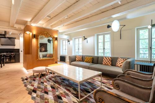 un salon avec un canapé et une table dans l'établissement La Madeleine, à Metz