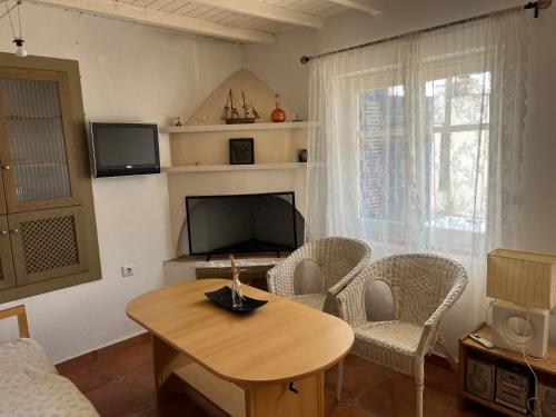 a living room with a table and chairs and a tv at Viewtyhouse in AthÃ©aton