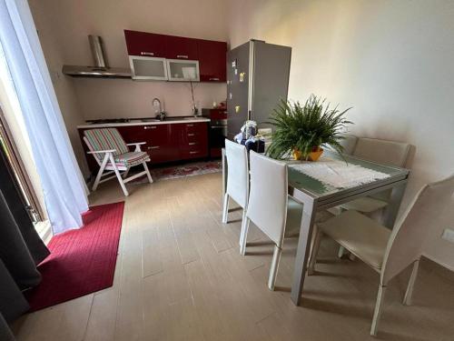 eine Küche und ein Esszimmer mit einem Tisch und Stühlen in der Unterkunft Casa Irene in Leporano