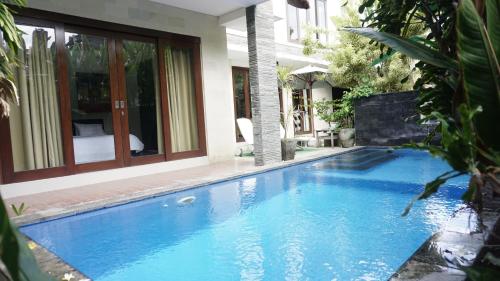 Una gran piscina azul frente a una casa en Villa 3-Bedroom with pool, en Canggu