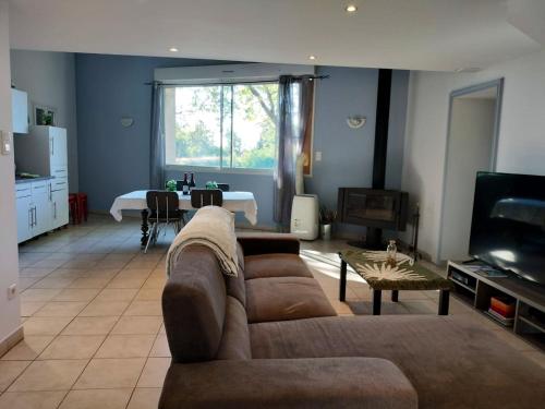 Photo de la galerie de l'établissement Maison familiale spacieuse à Agde avec jardin de 3000m², à Agde