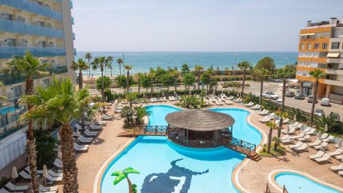 een luchtzicht op een resort met een zwembad en de oceaan bij Golden Taurus Aquapark Resort in Pineda de Mar