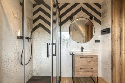 a bathroom with a shower and a sink at Szlakami 5 Dolin - apartamenty obok Doliny Strążyskiej - Giewont in Zakopane