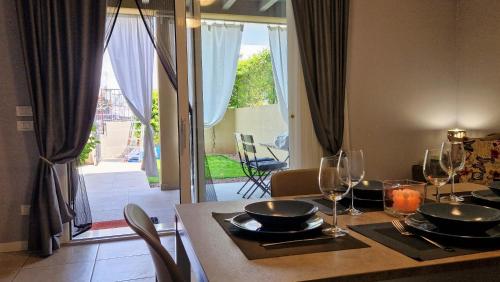 ペスキエーラ・デル・ガルダにあるAppartamento 2 il Vignetoのダイニングルームテーブル(ワイングラス付)、眺めの良いテーブル