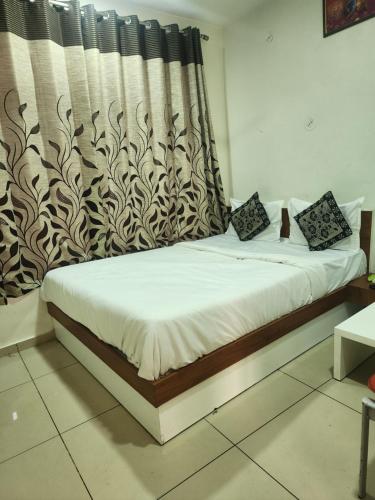 Säng eller sängar i ett rum på Hotel Kalyan