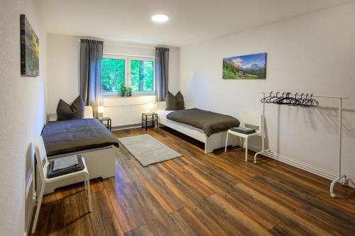 1 dormitorio con 2 camas y ventana en Nice Apartment in Marburg, en Marburg an der Lahn