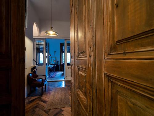 eine große Holztür in einem Zimmer mit Flur in der Unterkunft Sincai 20 in Bistriţa