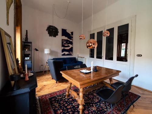 ビストリツァにあるSincai 20のリビングルーム(木製テーブル、椅子付)