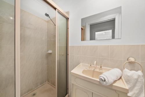 W łazience znajduje się umywalka i prysznic. w obiekcie Hobart Vista w mieście Hobart