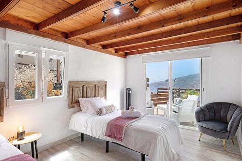 una camera con letto e sedia e un balcone di Casa Nando a Santa Cruz de la Palma