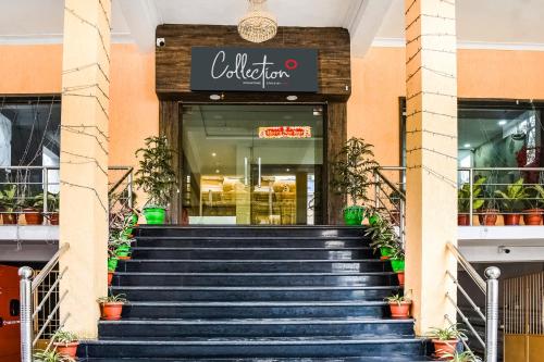 einen Laden vorne mit Treppe davor in der Unterkunft Capital O Jai Adisson in Cuttack