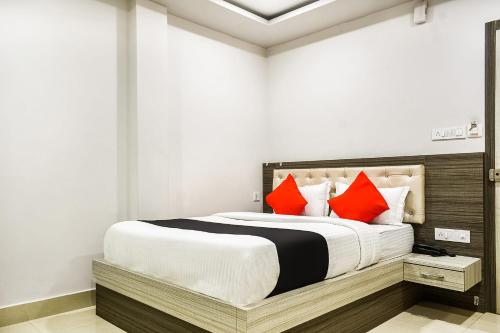 Ein Bett oder Betten in einem Zimmer der Unterkunft Capital O Jai Adisson