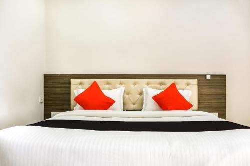 Ein Bett oder Betten in einem Zimmer der Unterkunft Capital O Jai Adisson