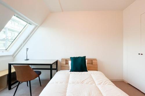 a small bedroom with a bed and a desk at Fujiterrace Yoga in Tokyo