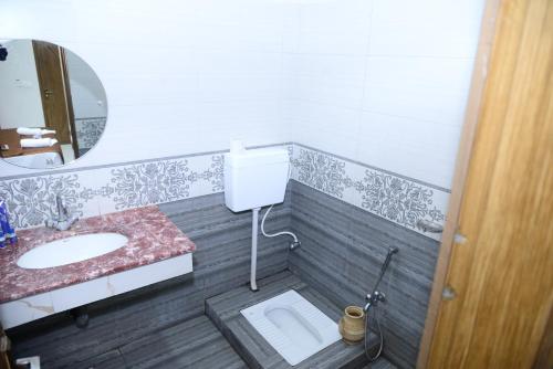 Ένα μπάνιο στο Hotel Deluxe Lahore