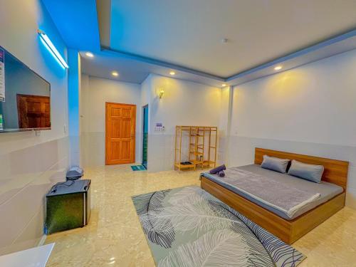 um quarto com uma cama e uma luz azul em Nhan Tay 2 Hotel em Can Tho