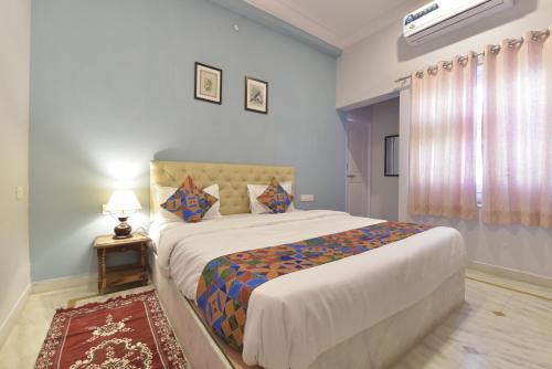 sypialnia z dużym łóżkiem w pokoju w obiekcie N.K. Heritage by T.C. Group w mieście Udaipur