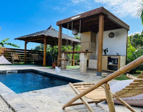 eine Villa mit einem Pool und einem Pavillon in der Unterkunft L'insolite MANAP'TIPIK in Saint-Joseph