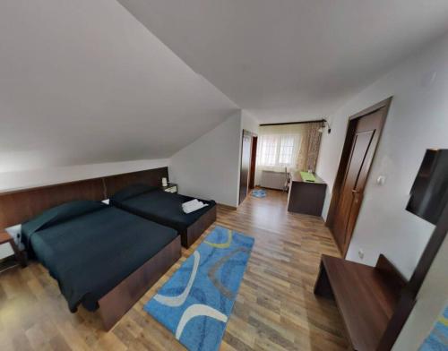 ein Schlafzimmer mit einem Bett und ein Wohnzimmer in der Unterkunft Modern 3-bedroom place in Ramnicu Valcea in Râmnicu Vâlcea