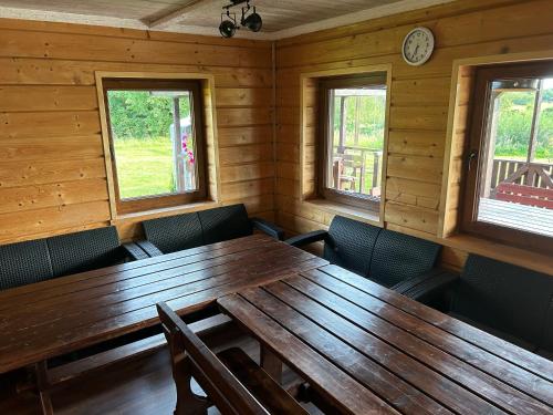 een eetkamer met een houten tafel en stoelen bij Garaseta in Kretinga