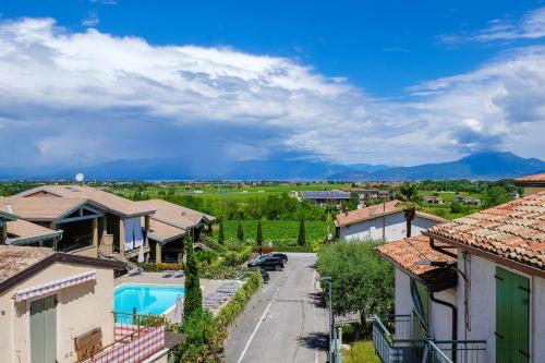 widok z lotu ptaka na willę z drogą i domami w obiekcie Appartamento 2 il Vigneto w mieście Peschiera del Garda