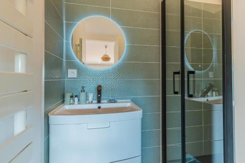 a bathroom with a sink and a mirror at Villa Saint-Martin - Pompignac in Pompignac