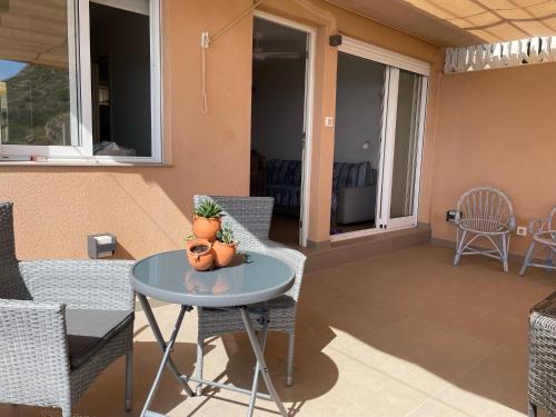 einen Tisch und Stühle auf der Terrasse eines Hauses in der Unterkunft Beach House Relax in Gran Alacant