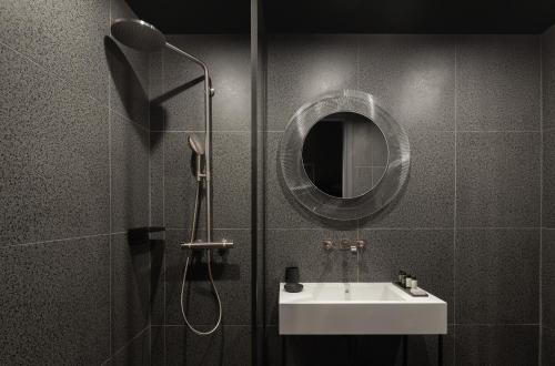 Ένα μπάνιο στο The Sendal Boutique Hotel