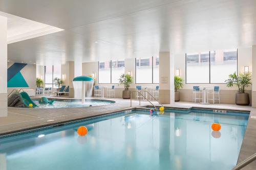 Bazén v ubytování SpringHill Suites St. Paul Downtown nebo v jeho okolí