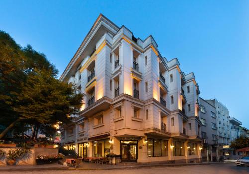 イスタンブールにあるレシタル ホテルの夜の大きな白い建物