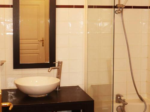 une salle de bain avec un lavabo et une douche dans l'établissement Appartement de standing avec piscine, sauna, hammam et WiFi - FR-1-322-70, aux Orres